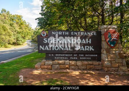 Shenandoah Valley, VA, USA 09/27/2020: Nördlicher Eingang des Shenandoah National Park, ein beliebtes Ausflugsziel in der Nähe der Metropolregion DC. Es ist m Stockfoto