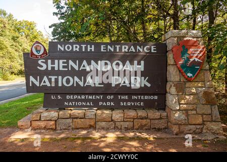 Shenandoah Valley, VA, USA 09/27/2020: Nördlicher Eingang des Shenandoah National Park, ein beliebtes Ausflugsziel in der Nähe der Metropolregion DC. Es ist m Stockfoto