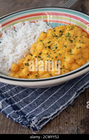 Kichererbsen mit Curry, begleitet von Basmati-Reis Stockfoto