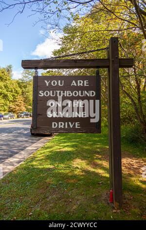 Shenandoah Valley, VA, USA 09/27/2020: Eingang zum Shenandoah National Park, einem beliebten Ausflugsziel in der Nähe der Metropolregion DC. Holzschild sagt Stockfoto