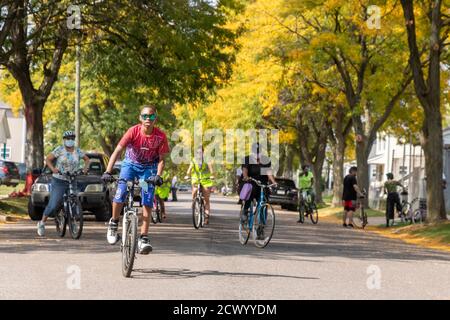 Detroit, Michigan - Mitglieder der Morningside Gemeinschaft Organisation nehmen an einer Fahrradtour durch Gärten in ihrer Ostseite Nachbarschaft Teil. Das an Stockfoto