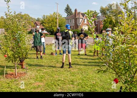 Detroit, Michigan - Mitglieder der Morningside Gemeinschaft Organisation nehmen an einer Fahrradtour durch Gärten in ihrer Ostseite Nachbarschaft Teil. Das an Stockfoto