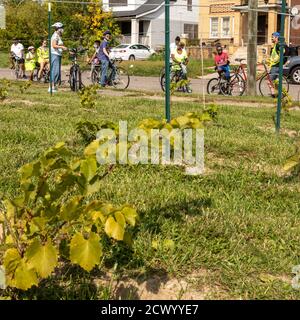 Detroit, Michigan - Mitglieder der Morningside Gemeinschaft Organisation nehmen an einer Fahrradtour durch Gärten in ihrer Ostseite Nachbarschaft Teil. Das an Stockfoto