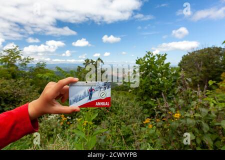 Shenandoah Valley, VA, USA 09/27/2020: A Girl hält eine Jahreskarte "America the Beautiful" gegen shenandoah. Sie gewährt unbegrenzt Stockfoto