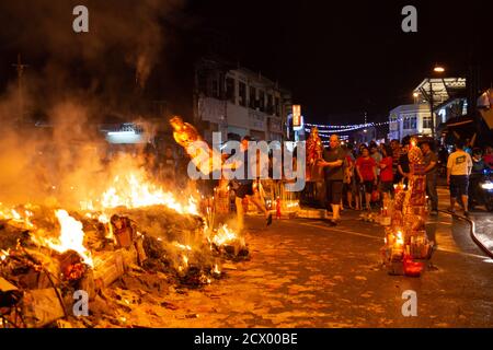 Bukit Mertajam, Penang/Malaysia - 17 2019. Aug: Chinesische Anhänger brennen während des Hungry Geisterfestivals auf Verwüstungen. Stockfoto