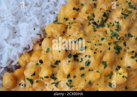 Kichererbsen mit Curry, begleitet von Basmati-Reis Stockfoto