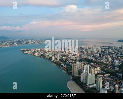 George Town, Penang/Malaysia - Aug 22 2019: Luftaufnahme Gurney Drive nach Georgetown am Abend. Hintergrund ist die Penang Brücke. Stockfoto