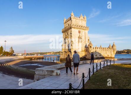 Lissabon, Portugal : Touristen gehen am Belém-Turm vorbei. Das UNESCO-Gebäude wurde 1515 von Francisco de Arruda entworfen, um die Stadt zu verteidigen Stockfoto