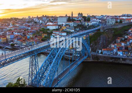 Porto, Portugal : Allgemeine Ansicht bei Sonnenuntergang von Porto und Dom Luis I Brücke über den Fluss Douro verbindet Porto und Vila Nova de Gaia, gebaut zwischen 1881 A Stockfoto