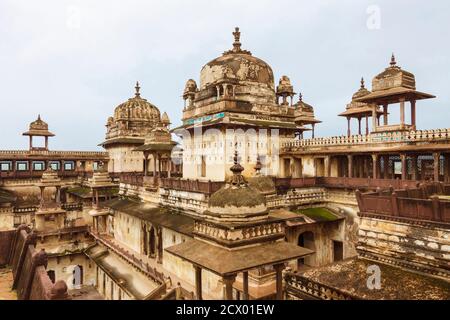 Orchha, Madhya Pradesh, Indien: Kuppeln des 17. Jahrhunderts Jahangir Mahal Palast innerhalb des Orchha Fort Komplexes. Stockfoto