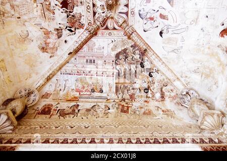 Orchha, Madhya Pradesh, Indien : Wandmalereien an der Decke des Lakshmi Narayan Tempels aus dem 17. Jahrhundert. Stockfoto