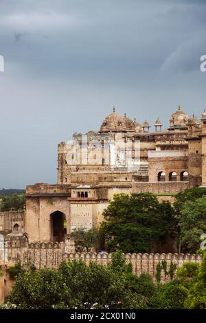 Orchha, Madhya Pradesh, Indien: Allgemeine Ansicht des Orchha Fort Komplexes, der durch das Bundela Rajputs ab dem frühen 16. Jahrhundert errichtet wird. Stockfoto