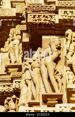 Khajuraho, Madhya Pradesh, Indien : Surasundari (himmlische Schönheit) Reliefschnitzereien im im 10. Jahrhundert Lakshmana Tempel der westlichen Gruppe von Stockfoto