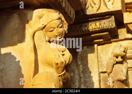 Khajuraho, Madhya Pradesh, Indien : Surasundari (himmlische Schönheit) Reliefschnitzereien im im Kandariya Mahadeva Tempel der westlichen Gruppe der Stockfoto