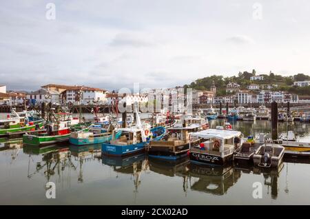 Saint Jean de Luz, französisches Baskenland, Frankreich - 13. Juli 2019: Fischereihafen vom Quai de L'Infante aus. Stockfoto