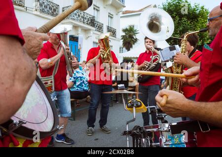 Saint Jean de Luz, französisches Baskenland, Frankreich - 13. Juli 2019: EINE traditionelle Musikertruppe wird während der Celebrati auf Dem Place Louis XVI auftreten Stockfoto