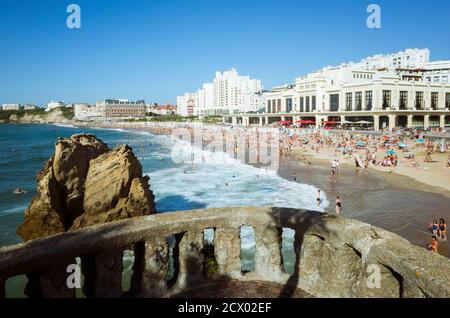 Biarritz, Französisch Baskenland, Frankreich - 19. Juli 2019 : La Grande Plage, der größte Strand der Stadt. Art déco' Stil Casino von Biarritz und Vorfall Stockfoto