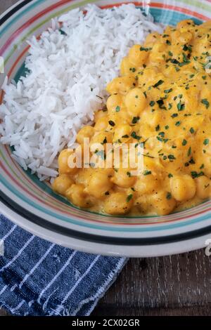 Kichererbsen mit Curry, begleitet von Basmati-Reis Stockfoto