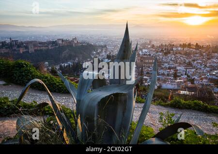 Granada, Spanien - 17. Januar 2020: Alhambra-Palast und Unesco-Liste der Albaicin-Viertel bei Sonnenuntergang vom Aussichtspunkt San Miguel Alto aus gesehen. Stockfoto