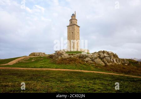 A Coruna, Galicien, Spanien - 10. Februar 2020 : Turm des Herkules römischer Leuchtturm. Erbaut im 2. Jahrhundert und renoviert im Jahr 1791, ist es das älteste Stockfoto