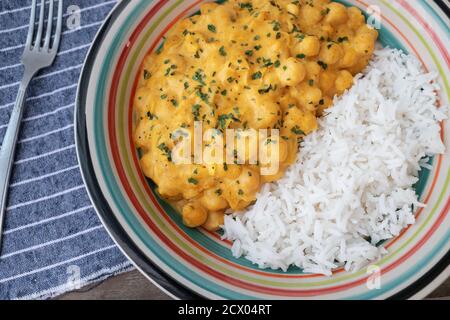 Kichererbsen mit Curry, begleitet von Basmati-Reis Stockfoto