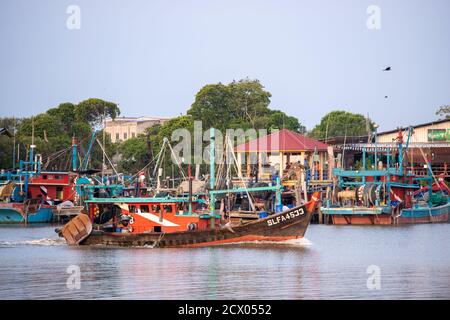 George Town, Penang/Malaysia - Okt 06 2019: Fischerboot auf dem Weg zum Meer. Stockfoto