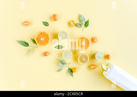 Kreatives Muster aus sommerlichen tropischen Früchten: Orange, Zitrone, Limette. Food-Konzept. Flat Lay, Draufsicht Stockfoto