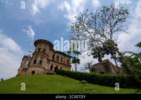 Batu Gajah, Perak/Malaysia - 07 2019. Oktober: Kellie's Castle mit blauer, weißer Wolke, Stockfoto