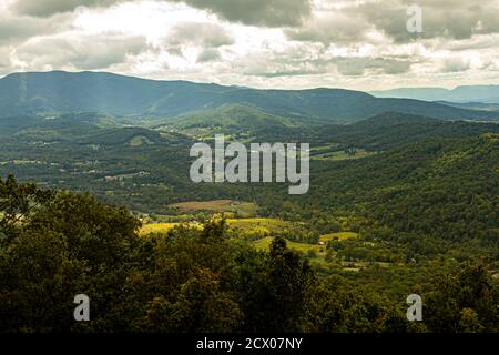 Eine malerische aussicht auf Shenandoah Valley, von einem malerischen Blick auf Skyline Drive gesehen. Sonnenstrahlen dringen zwischen Wolken und es gibt kleine bauernhöfe wi Stockfoto