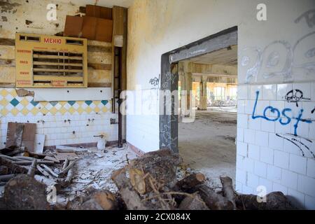 15. September 2020, Brandenburg, Trebbin/OT Glau: Blick in ein baufälliges Haus am Rande der Gemeinde im Landkreis Teltow-Fläming. An der Wand hängt ein Brett mit der Aufschrift "Menu" Menü, in russischer Sprache. Nach dem Ersten Weltkrieg wurde hier mit der Friedensstadt Weißenberg aus Spenden eine religiöse Siedlung mit medizinischen, sozialen und pädagogischen Einrichtungen gegründet. Während der NS-Zeit wurden die Eigentümer enteignet und die Bewohner vertrieben. Nach dem Ende des Zweiten Weltkriegs stationierte die Rote Armee hier eine Garnison mit einer Pioniereinheit und Raketentruppen und einer Mili Stockfoto