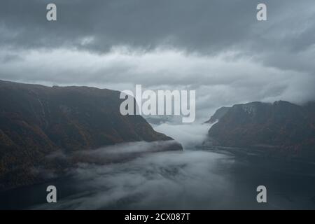 Dramatischer Sturmhimmel über dem Aurlandsfjord vom Aussichtspunkt Stegastein aus. Norwegen. Panoramablick. Stockfoto