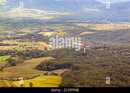 Eine malerische aussicht auf Shenandoah Valley, von einem malerischen Blick auf Skyline Drive gesehen. Es gibt kleine Bauernhöfe in einem riesigen Wald auf Talboden mit b Stockfoto
