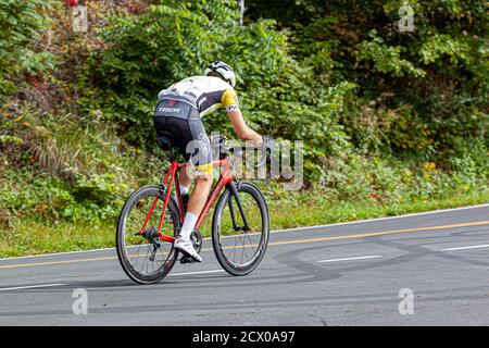 Shenandoah Valley, VA, USA 09/27/2020: Ein Profi-Radfahrer (Mountainbiker) mit Radstrumpfhose und Helm fährt auf Skyline Drive, ein Mo Stockfoto