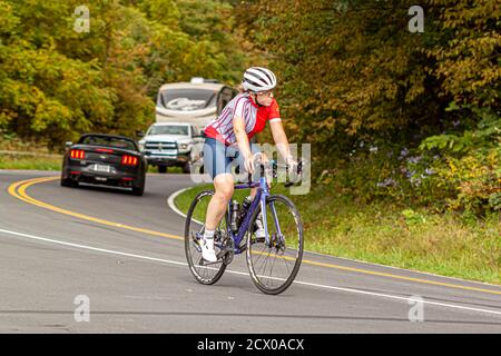 Shenandoah Valley, VA, USA 09/27/2020: Ein Profi-Radfahrer (Mountainbiker) mit Radstrumpfhose und Helm fährt auf Skyline Drive, ein Mo Stockfoto