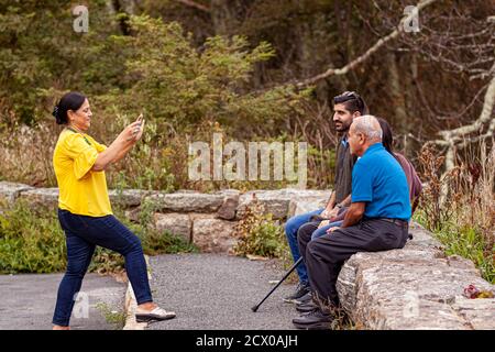 Shenandoah Valley, VA, USA 09/27/2020: Eine indische Familie, die Shenandoah Valley besucht, posiert für ein Familienbild. Die Mutter macht das Foto von ihrem d Stockfoto