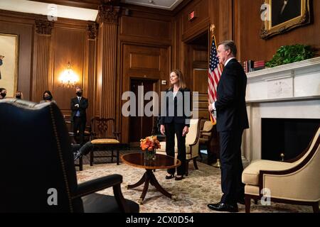 Senator David Perdue, R-GA, posiert mit Richterin Amy Coney Barrett, Präsident Donald Trumps Kandidatin für den Obersten Gerichtshof, vor einem Treffen im US-Kapitolgebäude in Washington DC am Mittwoch, 30. September 2020. Poolfoto von Anna Moneymaker/UPI Stockfoto