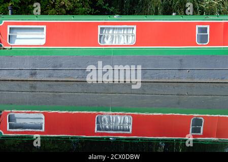 Abstrakte Formen durch die Spiegelungen von hell gemalten schmal erstellt Boot im Wasser Stockfoto