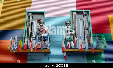 DAS CAMINITO, IN LA BOCA GELEGEN, IST EINE STRASSE MUSEUM DER BUNTEN BEMALTE HÄUSER TYPISCH FÜR DIE EINWANDERER, DIE ZU CHRACTERISE KAM DIESER BEREICH AN DER PORTSEITE Stockfoto