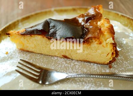 Nahaufnahme der Textur eines köstlichen hausgemachten baskischen verbrannten Käsekuchen Serviert auf rustikalem Teller Stockfoto