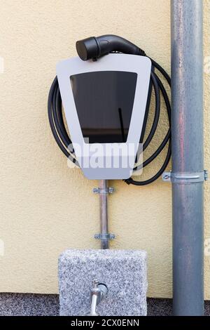 Stromversorgung für Elektroautos. Ladestation für Elektroautos. Steckdose für Batterieladegerät für Elektroautos. Stockfoto