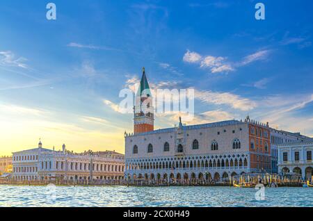 Venedig Stadtbild mit San Marco Becken der venezianischen Lagune Wasser, Riva degli Schiavoni Uferpromenade, Dogenpalast Palazzo Ducale und Campanile Glockenturm Gebäude, Region Venetien, Italien Stockfoto