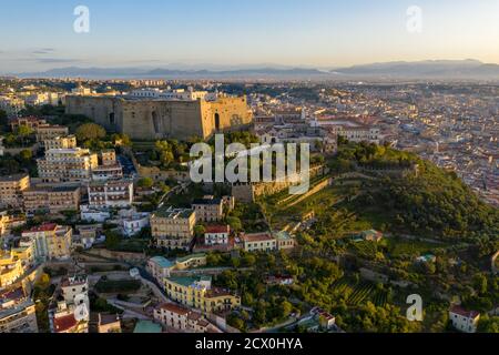 Napoli, la collina del Vomero con il castel sant'Elmo e la cretosa di San Martino Stockfoto