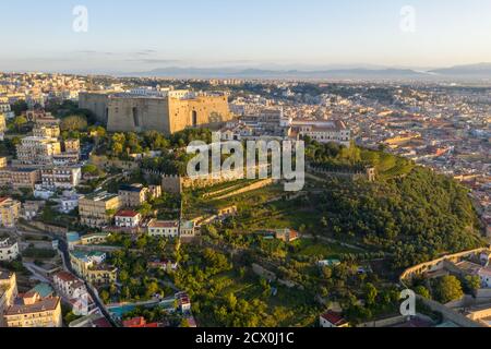 Napoli, la collina del Vomero con il castel sant'Elmo e la cretosa di San Martino Stockfoto