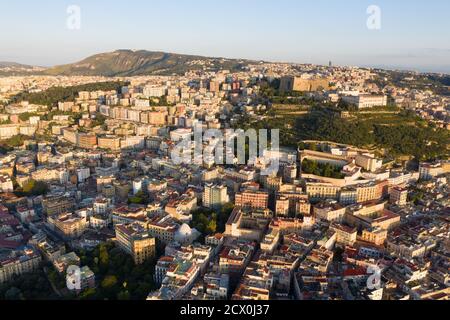 Napoli, la collina del Vomero con il castel sant'Elmo e la cretosa di San Martino Stockfoto