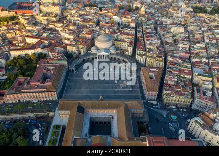 Piazza del Plebiscito, Luftaufnahme, atemberaubende Morgendämmerung, Neapel Stockfoto