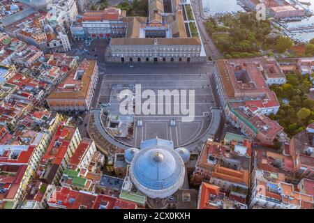 Piazza del Plebiscito, Luftaufnahme, atemberaubende Morgendämmerung, Neapel Stockfoto