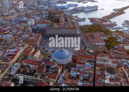 Piazza del Plebiscito, Luftaufnahme, atemberaubende Morgendämmerung, Neapel Stockfoto