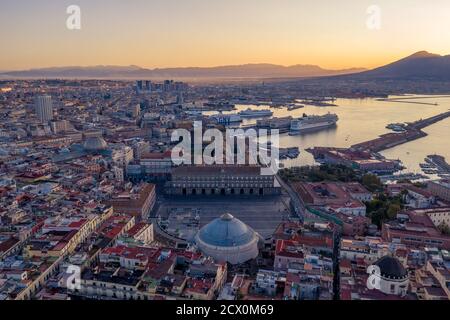 Alba sul Vesuvio, Neapel, piazza Plebiscito Stockfoto