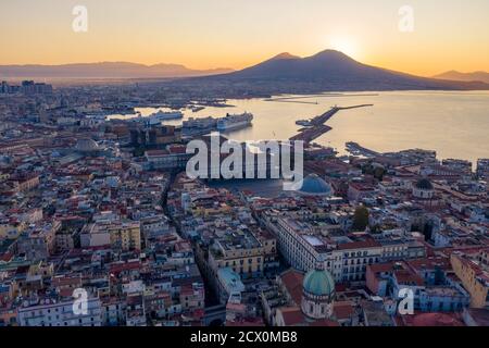 Atemberaubendes Panorama bei Sonnenaufgang über Neapel: Via gennaro serra, piazza Plebiscito, Palazzo reale, Castel Maschio Angioino, San Francesco da Paola Stockfoto