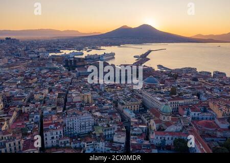 Atemberaubendes Panorama bei Sonnenaufgang über Neapel: Via gennaro serra, piazza Plebiscito, Palazzo reale, Castel Maschio Angioino, San Francesco da Paola Stockfoto